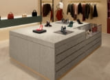 薄いグレーの天然石調化粧板を使ったショーケースサムネイル
